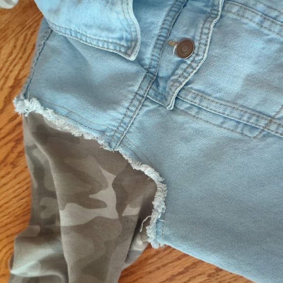 Sew In Love Distressed Frayed Denim and Camo Button Down Jacket Size Women's S - Picture 8 of 11